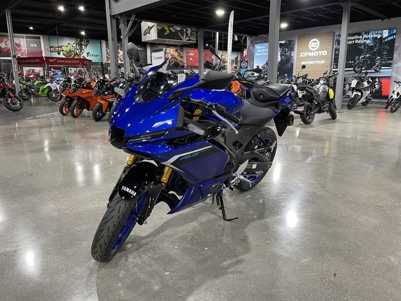 2025 Yamaha YZF-R3 ABS Image 2