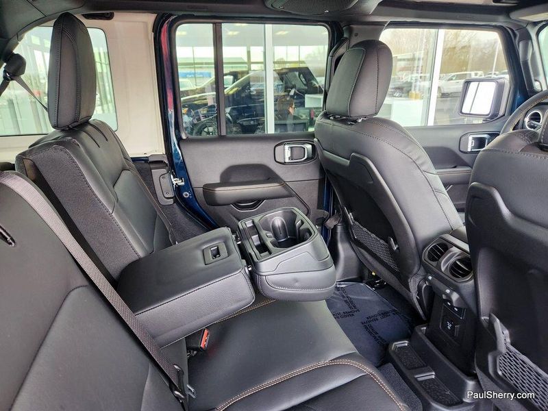 New 2025 Jeep Wrangler 4-door SaharaImage 33