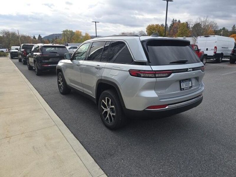 2025 Jeep Grand Cherokee Limited photo 4