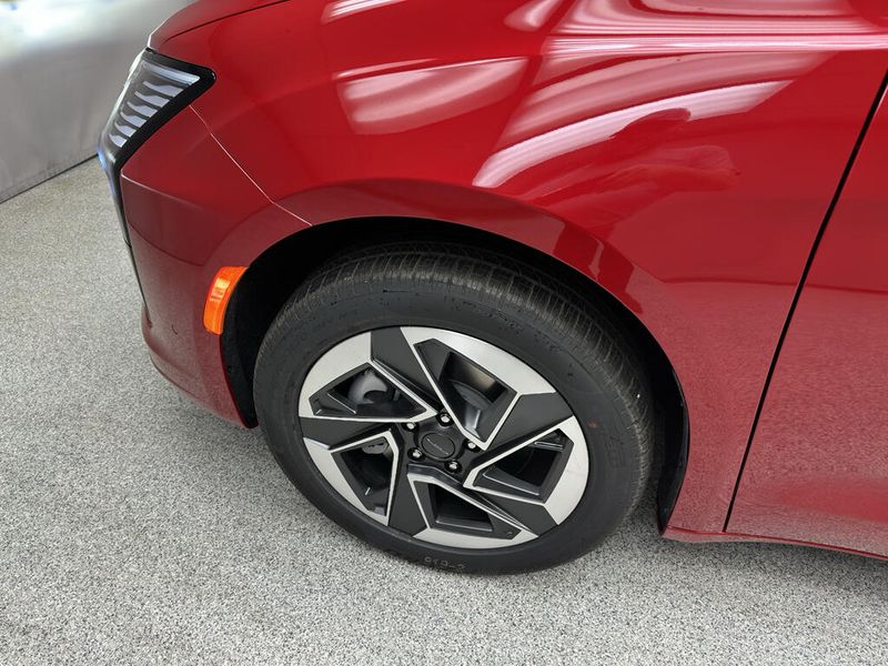 New 2027 Chrysler Pacifica Limited AwdImage 7