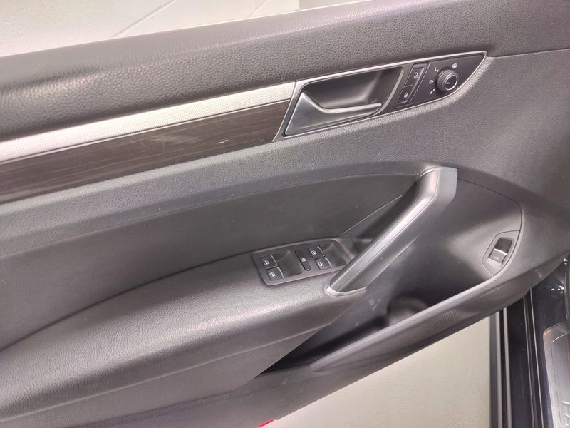 Used 2017 Volkswagen Passat SEL Premium w/Sunroof/NavImage 26