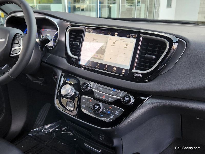 New 2026 Chrysler Voyager Lx