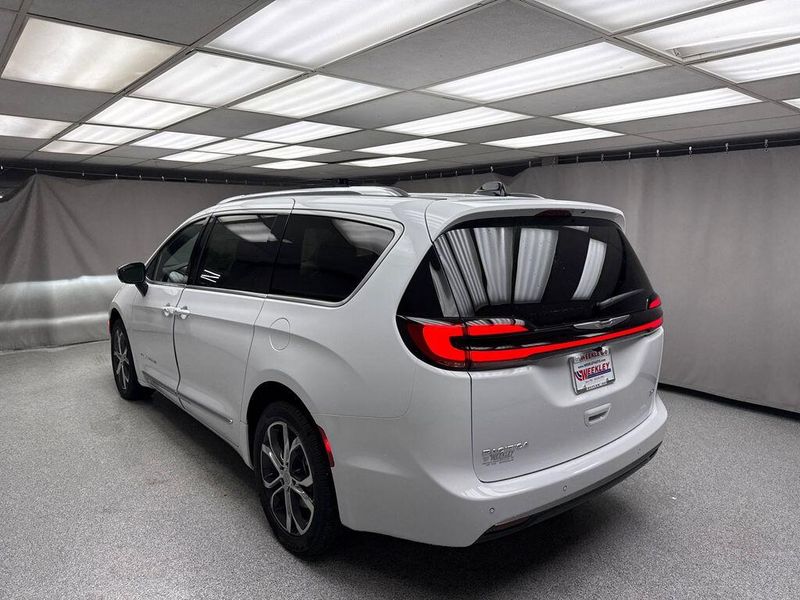 New 2026 Chrysler Pacifica Pinnacle AwdImage 2