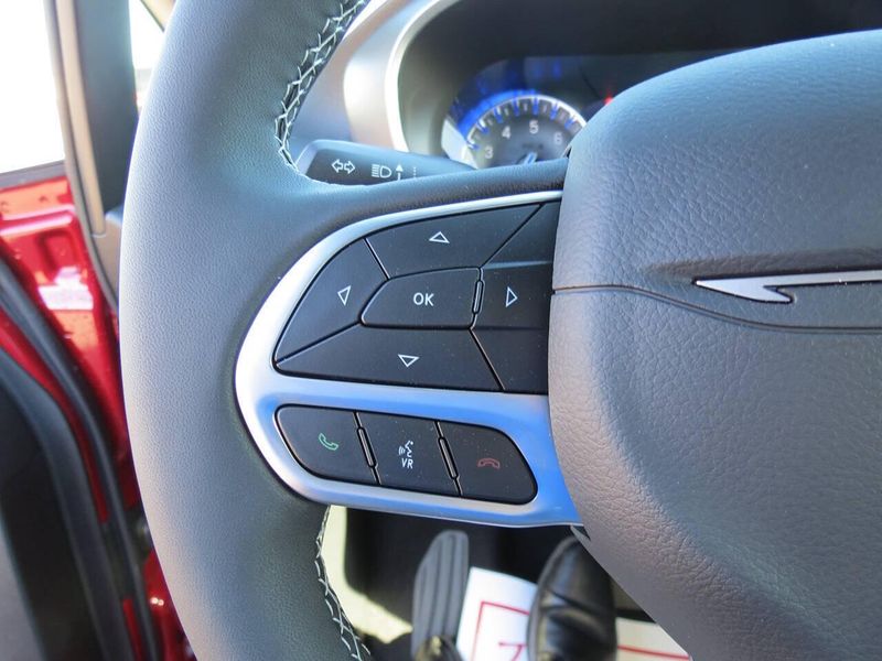 New 2027 Chrysler Pacifica SelectImage 12