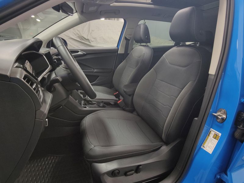 Used 2025 Volkswagen Taos SE Black AWD w/SunroofImage 14