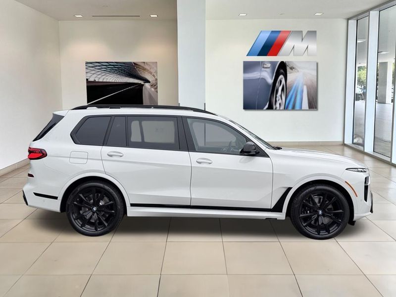 2025 BMW X7 M60iImage 9
