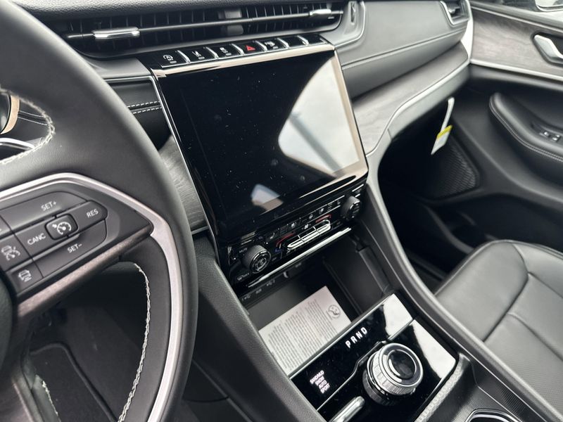New 2025 Jeep Grand Cherokee L Limited 4x4Image 26