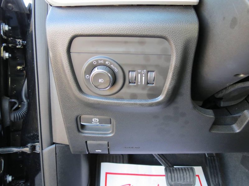 Used 2023 Jeep Grand Cherokee Limited 4x4 4dr SUVImage 14