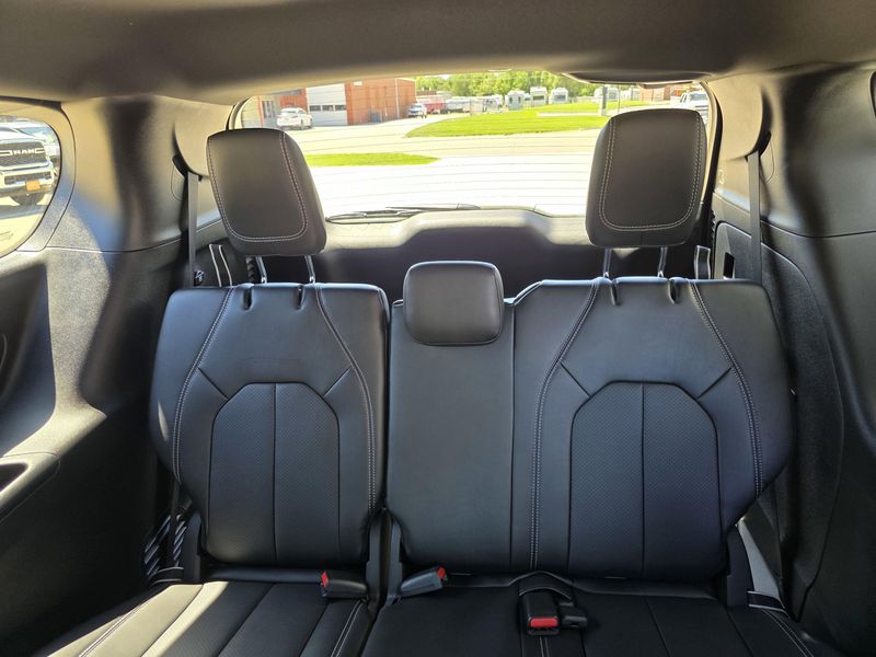 New 2025 Chrysler Pacifica SelectImage 13
