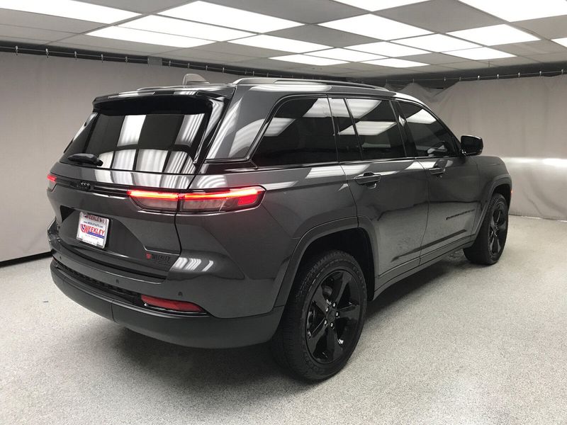 Used 2023 Jeep Grand Cherokee AltitudeImage 12