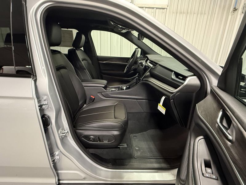 New 2025 Jeep Grand Cherokee L Limited 4x4Image 13