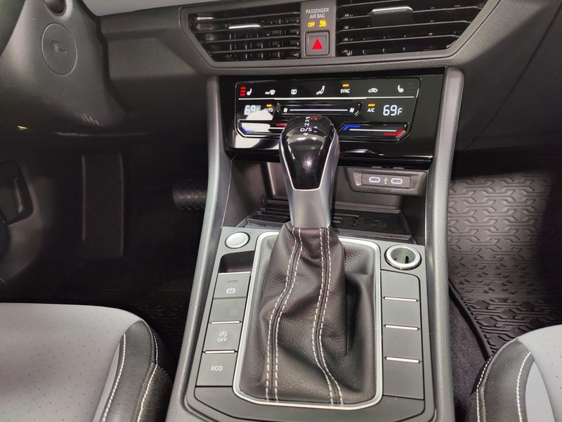 Used 2026 Volkswagen Jetta SE w/SunroofImage 16
