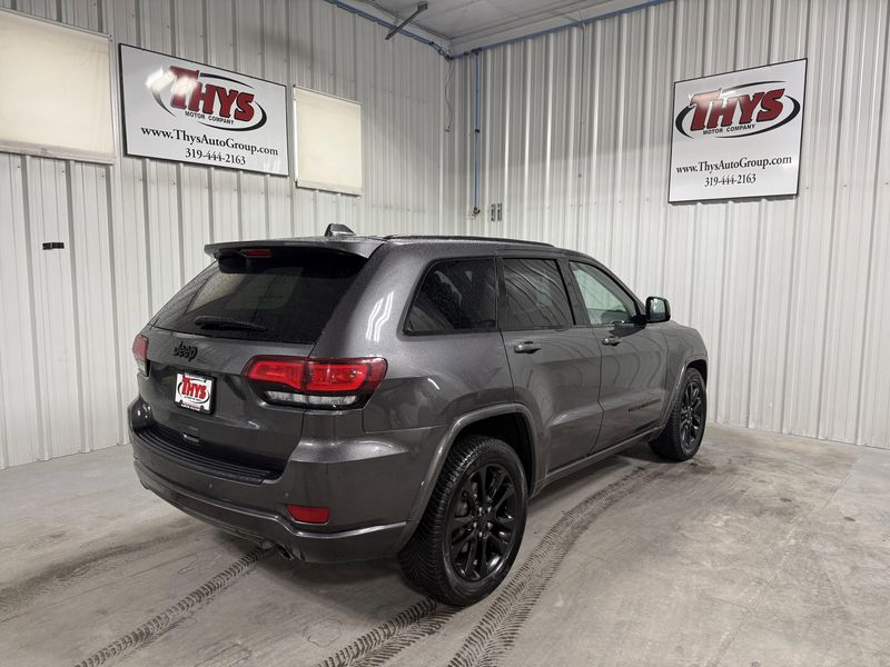 Used 2021 Jeep Grand Cherokee Laredo XImage 3
