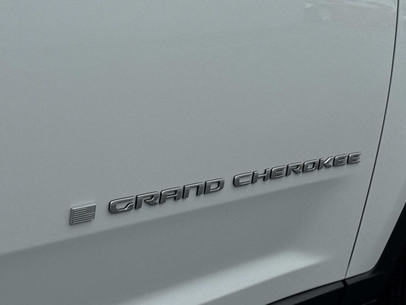 New 2026 Jeep Grand Cherokee Laredo 4x2