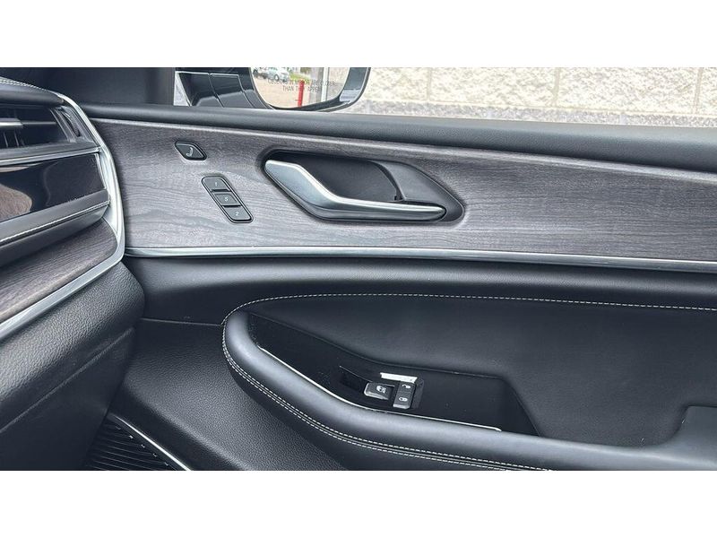 Used 2022 Jeep Grand Cherokee OverlandImage 24