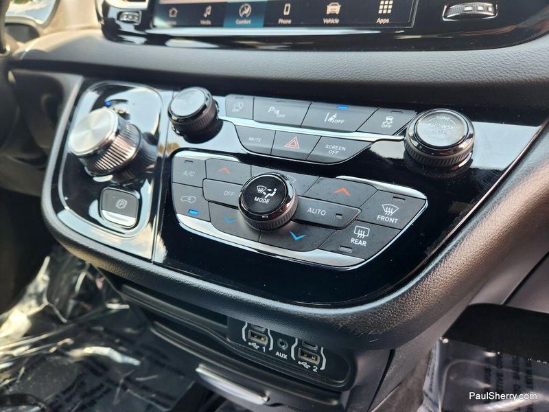 New 2025 Chrysler Voyager LXImage 50