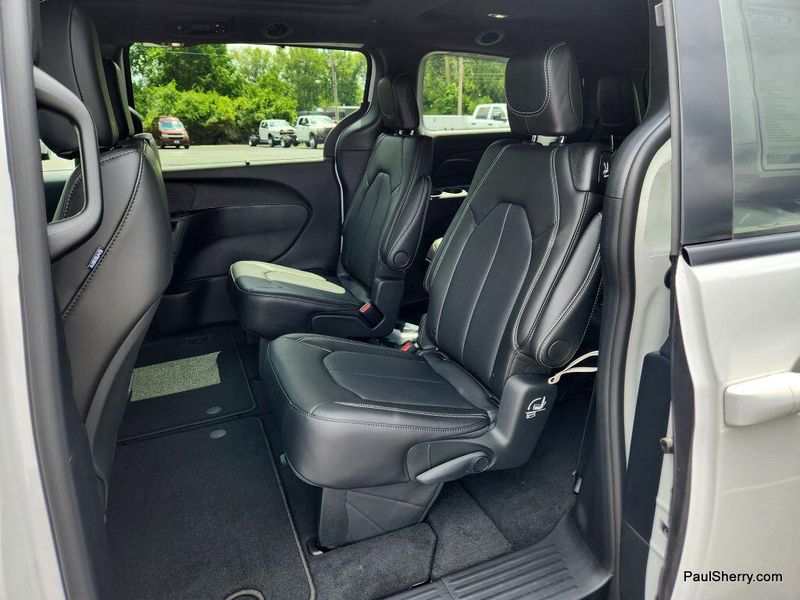 New 2026 Chrysler Pacifica Select