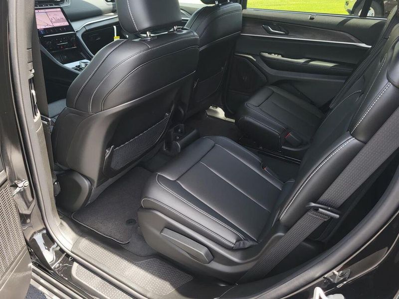 2025 Jeep Grand Cherokee L Limited 4x4Image 14