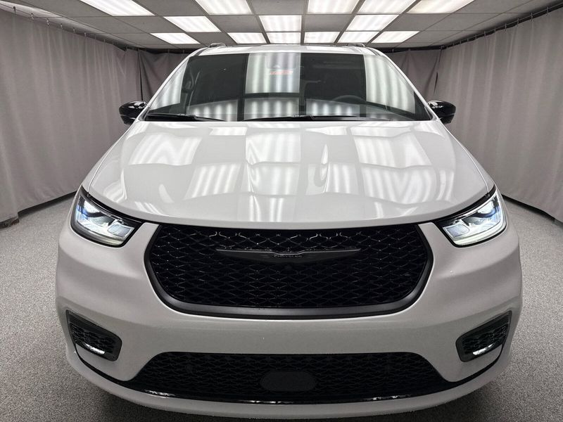 New 2026 Chrysler Pacifica Limited AwdImage 5
