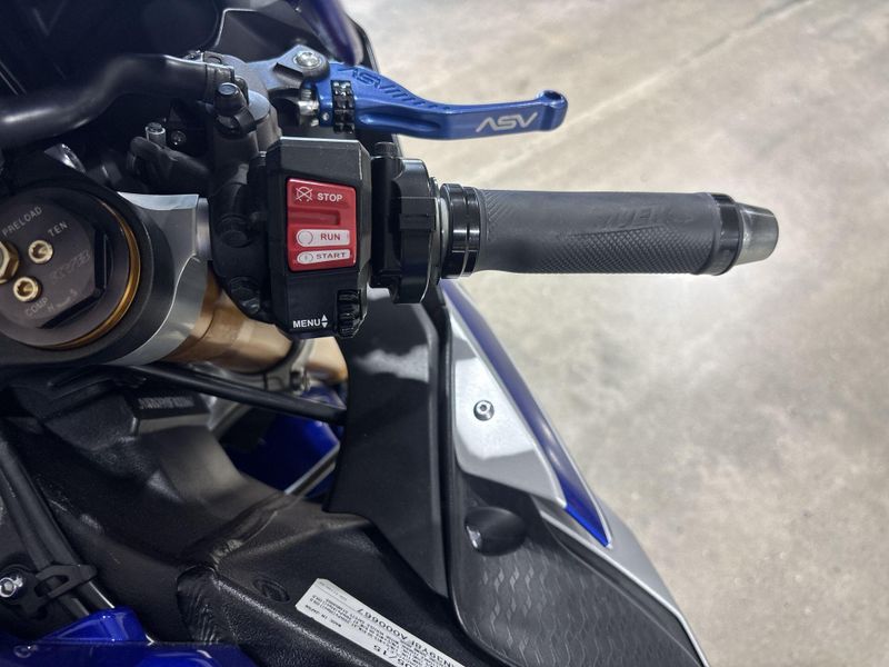 Used 2015 Yamaha YZF-R1 Image 23