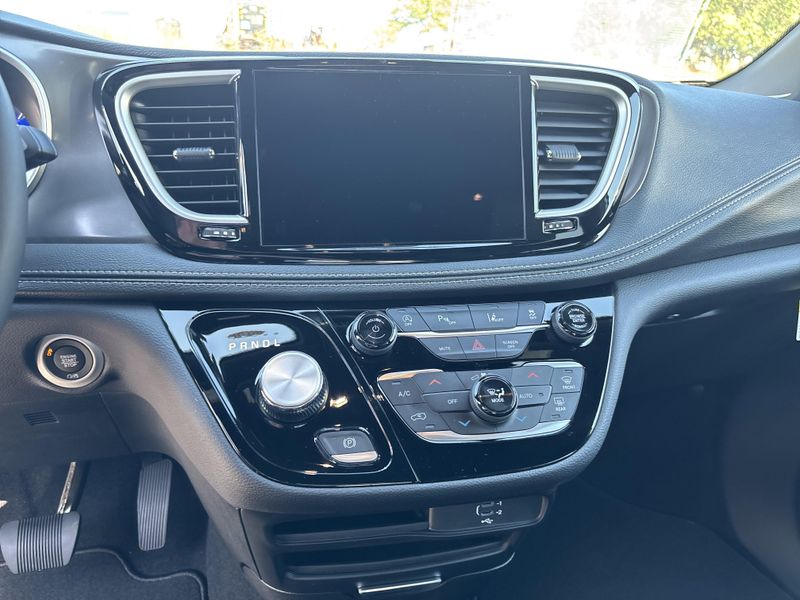New 2026 Chrysler Pacifica SelectImage 31