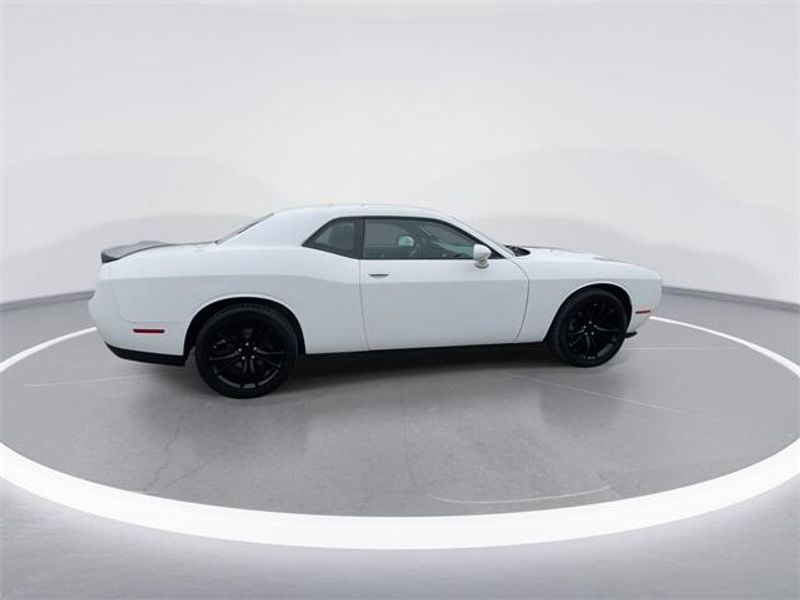 2016 Dodge Challenger SXTImage 9