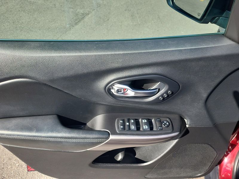 Used 2019 Jeep Cherokee LimitedImage 2