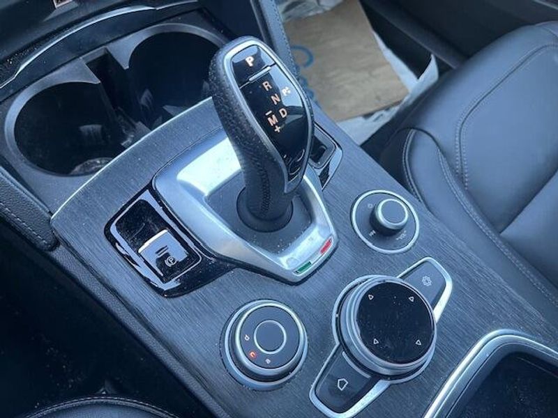 Used 2022 Alfa Romeo Stelvio Image 4