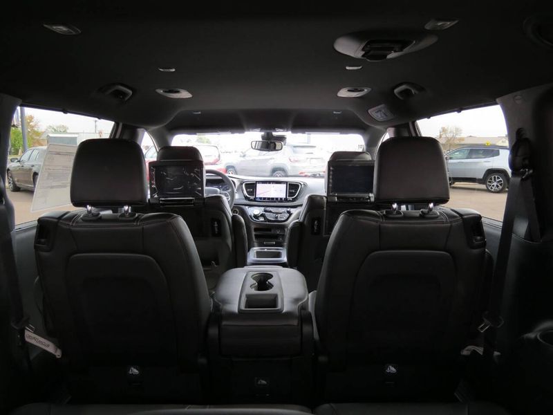 New 2026 Chrysler Pacifica SelectImage 25