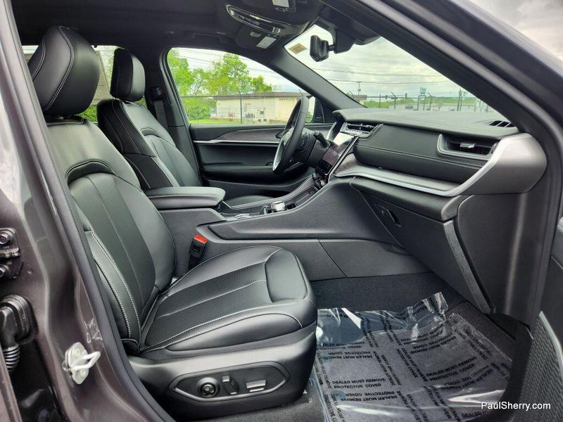 2025 Jeep Grand Cherokee L Limited 4x4Image 30