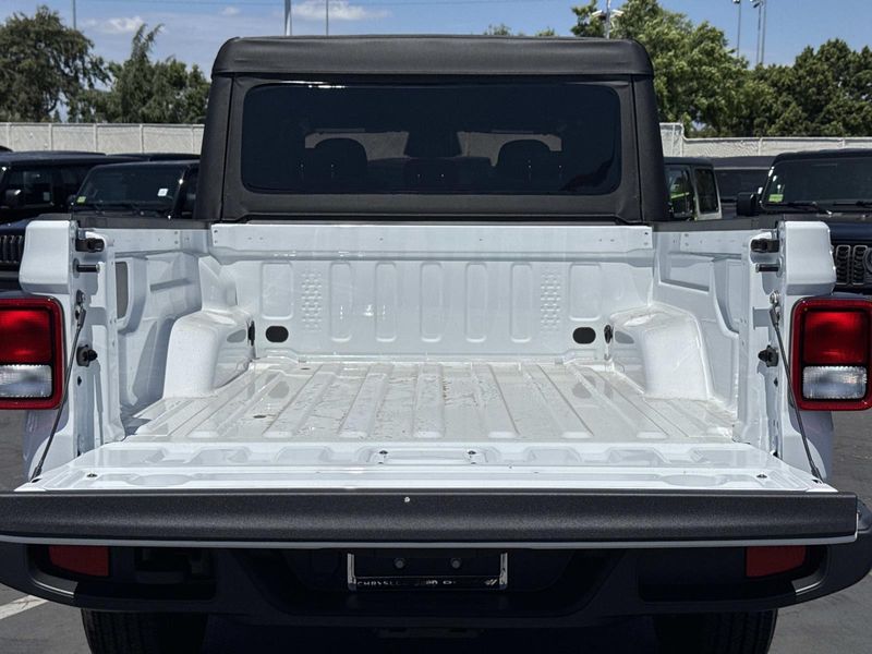 New 2026 Jeep Gladiator Sport S 4x4
