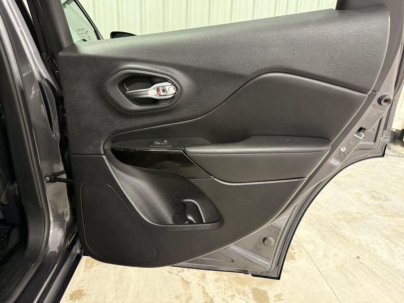 Used 2020 Jeep Cherokee AltitudeImage 9