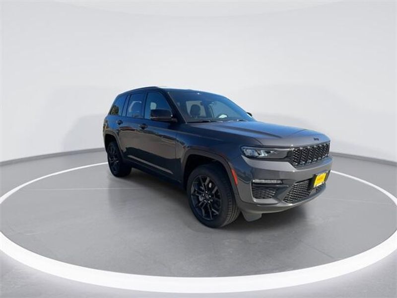 2025 Jeep Grand Cherokee Limited photo 2