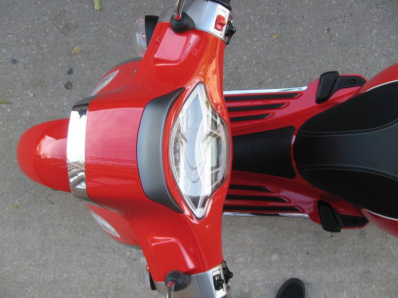 2023 Vespa Sprint 50   in a Rosso Coraggioso exterior color. Motoworks Chicago 312-738-4269 motoworkschicago.com 