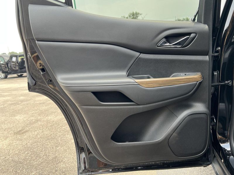 Used 2023 GMC Acadia SLE