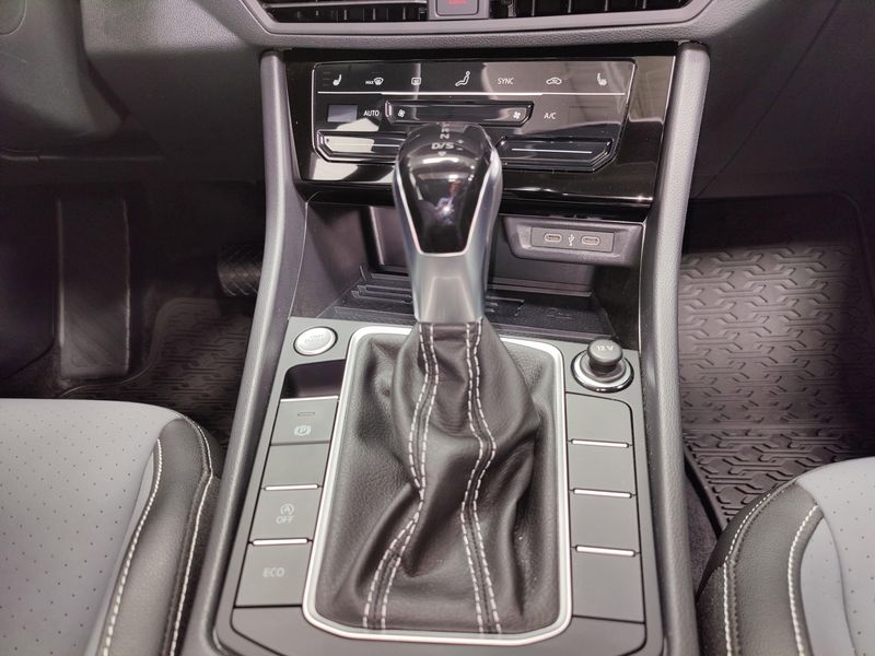 Used 2025 Volkswagen Jetta SE w/SunroofImage 19