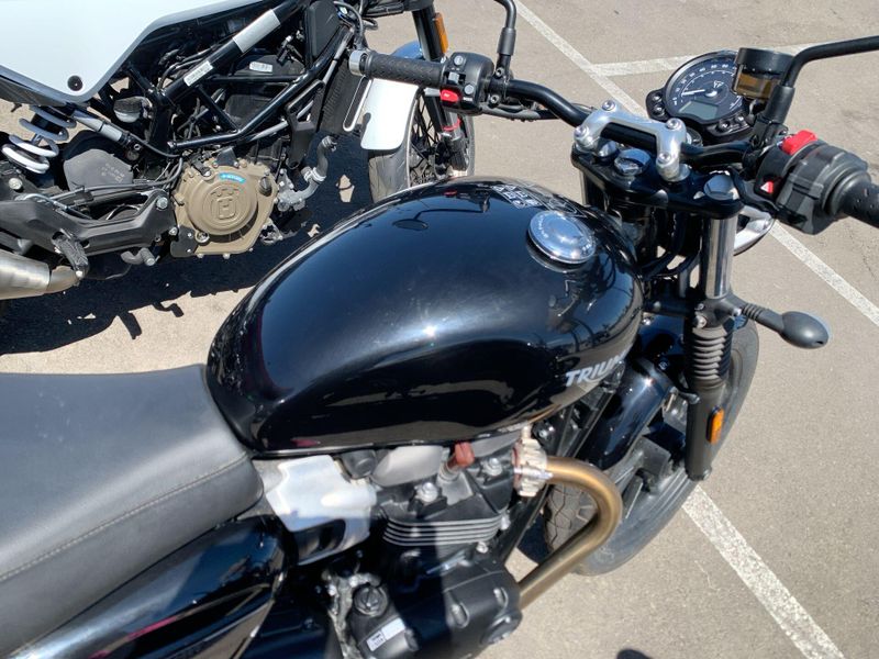 Used 2022 Triumph Street Twin Base Image 15