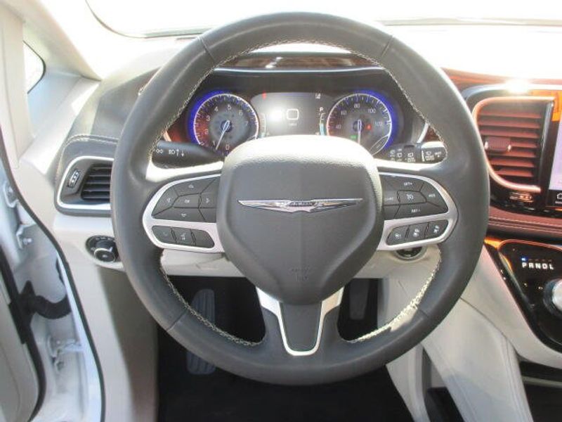 Used 2023 Chrysler Pacifica LimitedImage 20