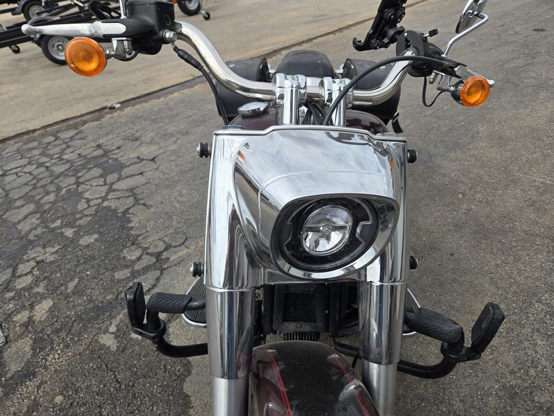 USED 2022 HARLEY SOFT TAIL FAT BOY 114 MIDNIGHT CRIMSON AND VIVID BLACK Image 8