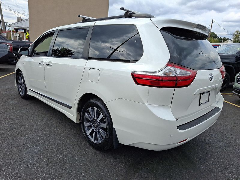 2018 Toyota Sienna XLE photo 3