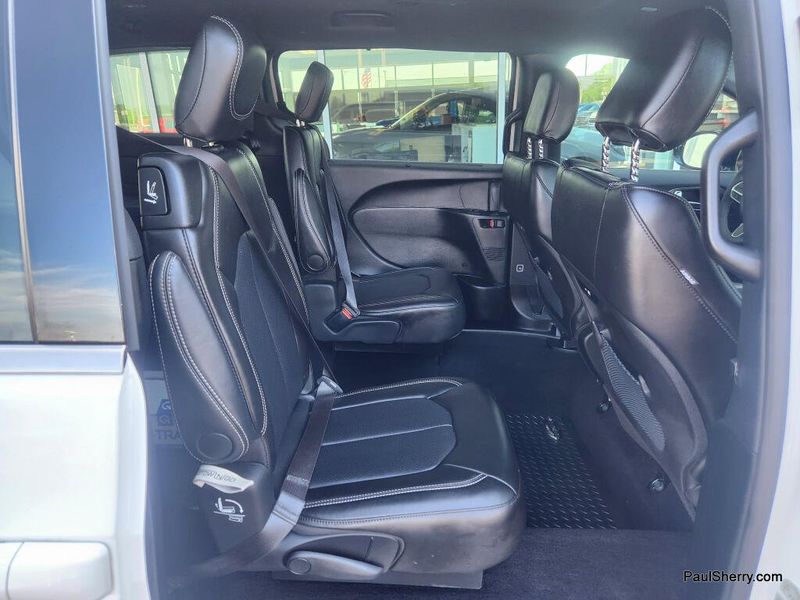 Used 2026 Chrysler Pacifica Select