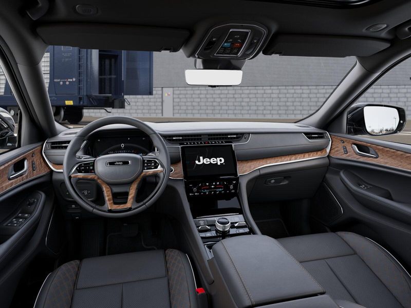 New 2025 Jeep Grand Cherokee L SummitImage 8