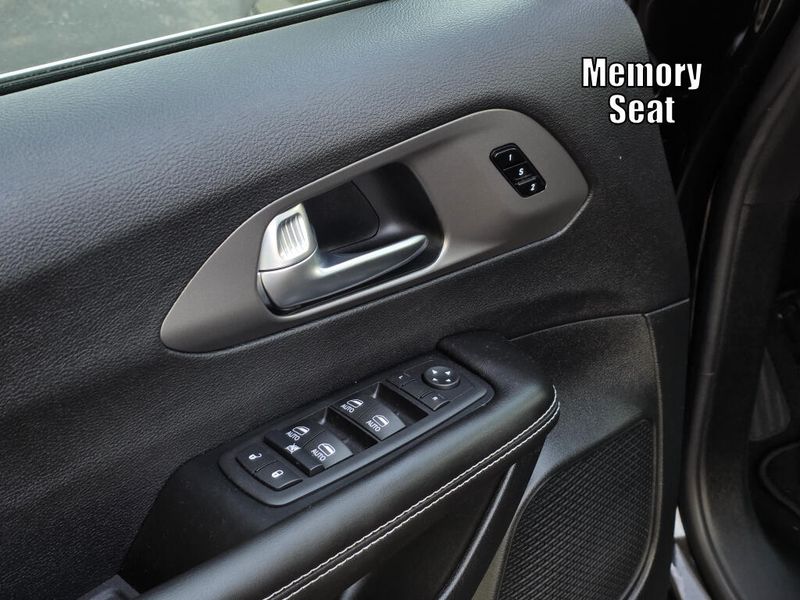 New 2027 Chrysler Pacifica Select