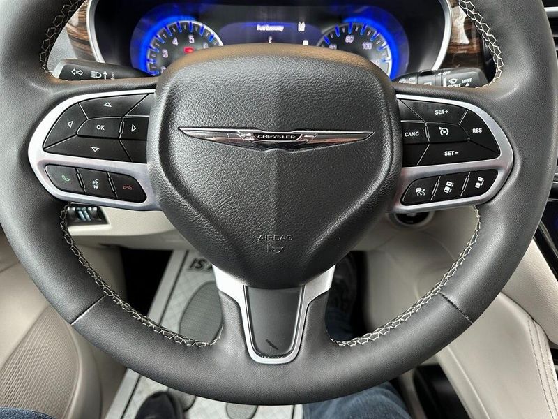 2023 Chrysler Pacifica LimitedImage 3