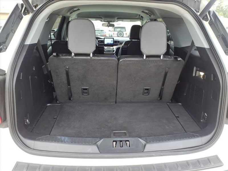 Used 2022 Ford Explorer XLTImage 11