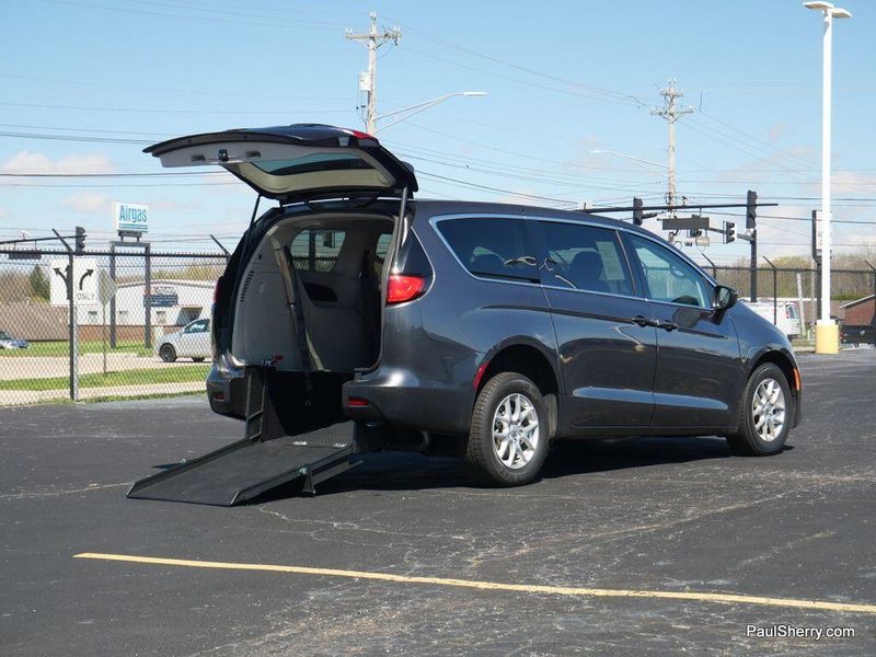 2022 Chrysler Voyager LXImage 7