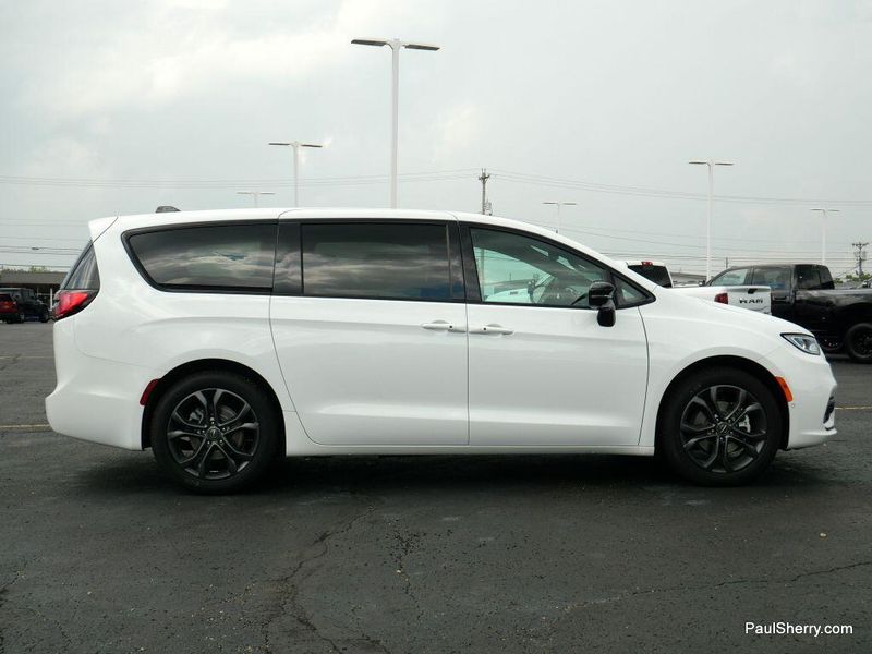 New 2026 Chrysler Pacifica Select