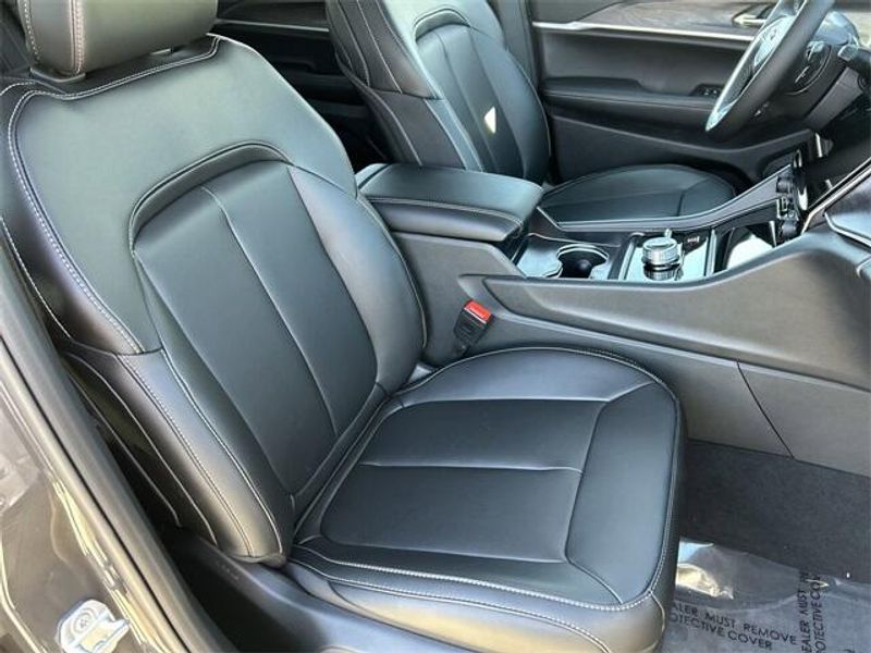 New 2025 Jeep Grand Cherokee L Limited 4x4Image 11