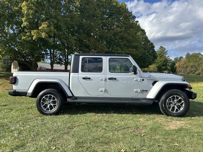 2024 Jeep Gladiator Sport S photo 2