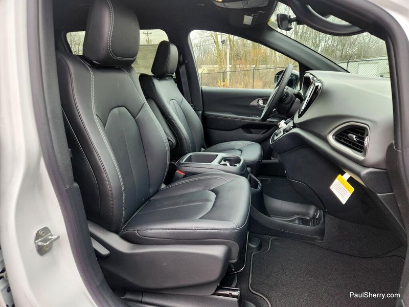 New 2026 Chrysler Voyager Lx